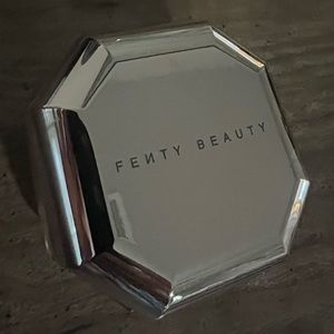 Fenty Beauty loose powder. Nutmeg.